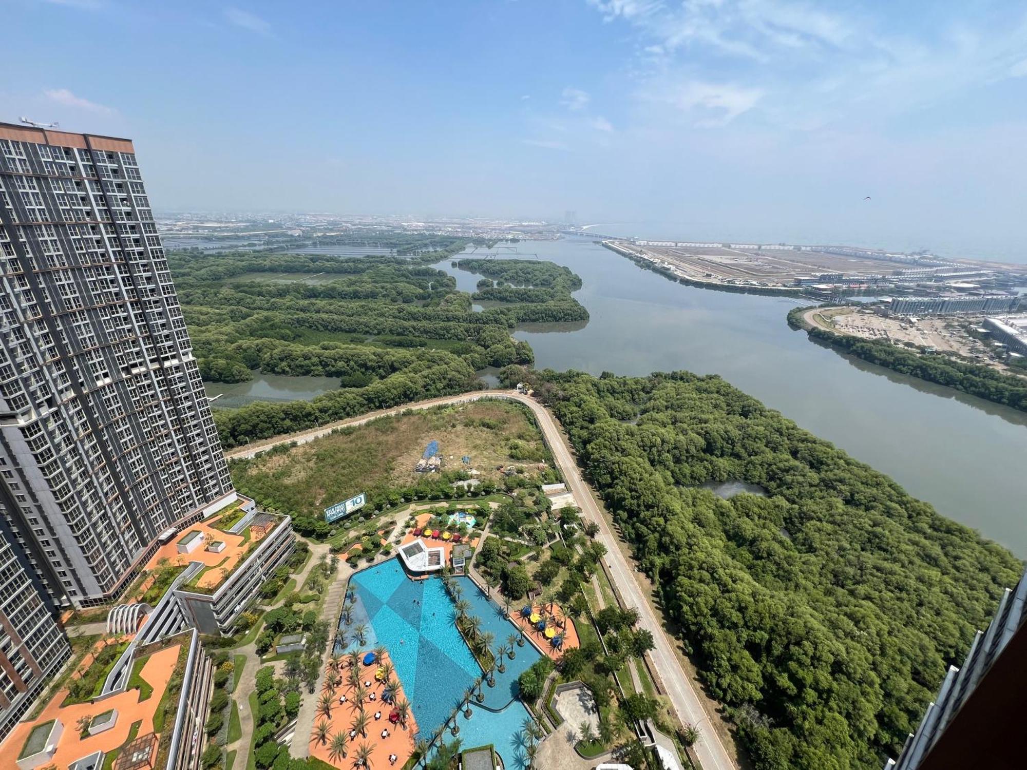 Gold Coast Pik Apartments By Host Jess Jakarta Exterior photo